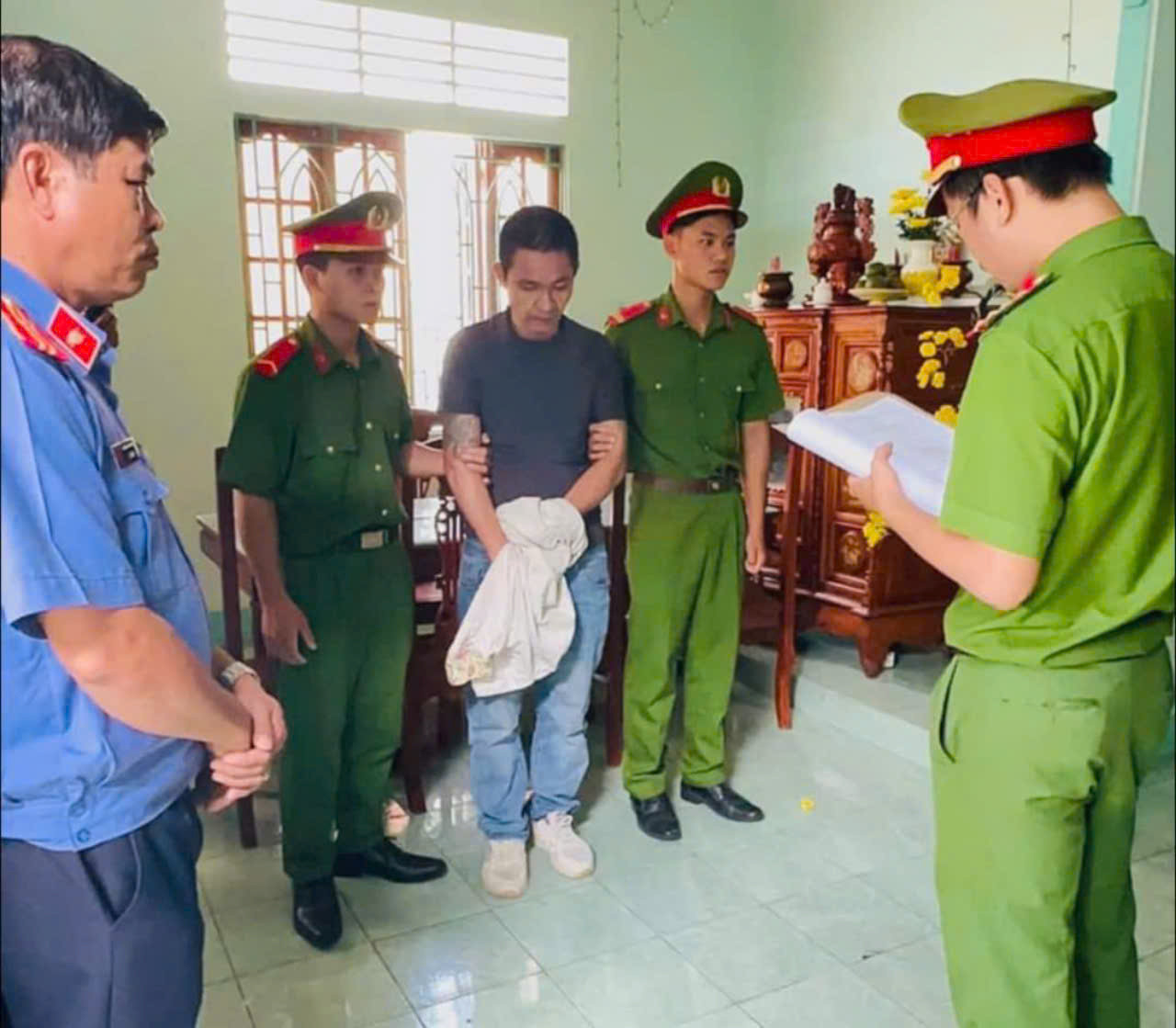 Khởi tố vụ án, bắt tạm giam 4 bị can Trần Văn Thức , Trần Văn Thông, Tạ Văn Thắng. Ảnh: CA Khởi tố vụ án, bắt tạm giam 4 bị can Trần Văn Thức , Trần Văn Thông, Tạ Văn Thắng. Ảnh: CA