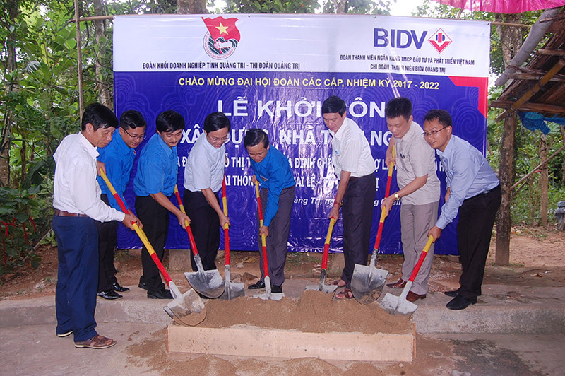 Khởi công xây dựng nhà tình nghĩa tặng bà Đỗ Thị Tuyến, vợ của liệt sĩ Lê Phú Hoán, ở thôn Như Lệ, xã Hải Lệ, thị xã Quảng Trị, tỉnh Quảng Trị (Ảnh minh họa).