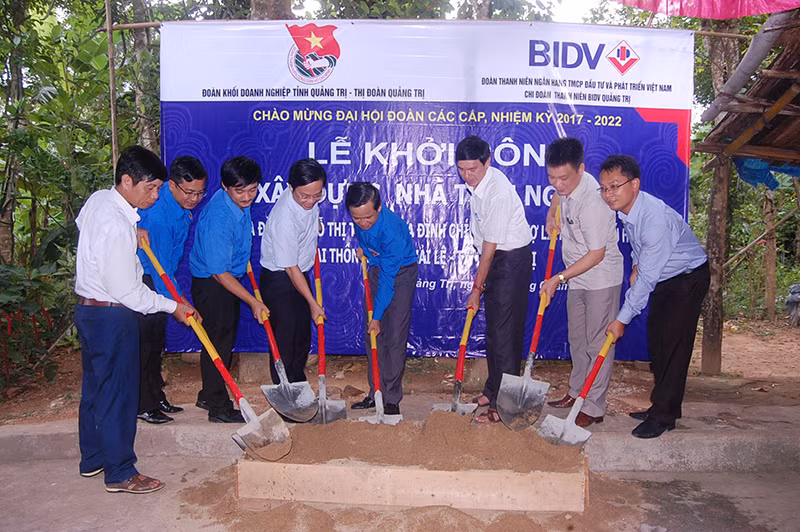 Khởi công xây dựng nhà tình nghĩa tặng bà Đỗ Thị Tuyến, vợ của liệt sĩ Lê Phú Hoán, ở thôn Như Lệ, xã Hải Lệ, thị xã Quảng Trị, tỉnh Quảng Trị (Ảnh minh họa). Khởi công xây dựng nhà tình nghĩa tặng bà Đỗ Thị Tuyến, vợ của liệt sĩ Lê Phú Hoán, ở thôn Như Lệ, xã Hải Lệ, thị xã Quảng Trị, tỉnh Quảng Trị (Ảnh minh họa).