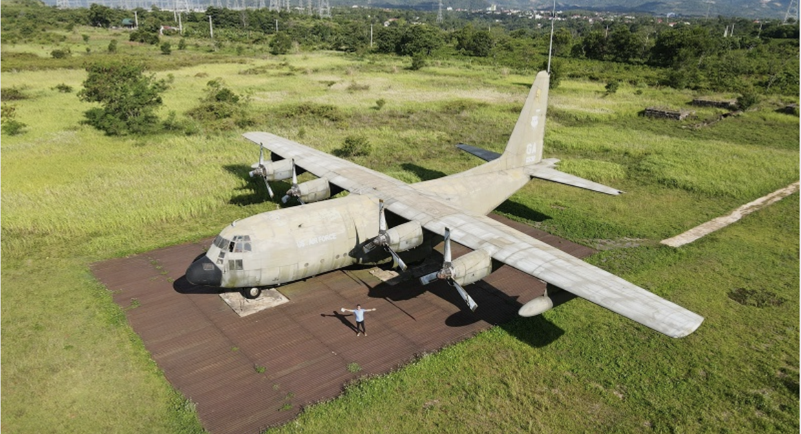 Chiếc máy bay C-130 đang được trưng bày tại Di tích lịch sử sân bay Tà Cơn ở thị trấn Khe Sanh, huyện Hướng Hóa, tỉnh Quảng Trị.