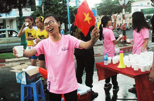 'Doping tinh thần' bên đường chạy Tiền Phong Marathon 2019 ảnh 3