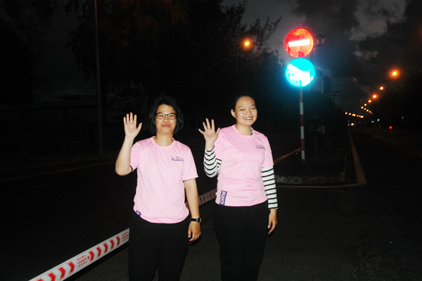 Cảm động tình nguyện viên trắng đêm phục vụ Tiền Phong Marathon 2019 ảnh 4