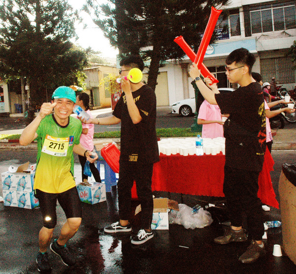 'Doping tinh thần' bên đường chạy Tiền Phong Marathon 2019 ảnh 1