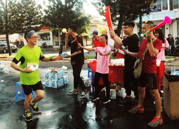 'Doping tinh thần' bên đường chạy Tiền Phong Marathon 2019 ảnh 5