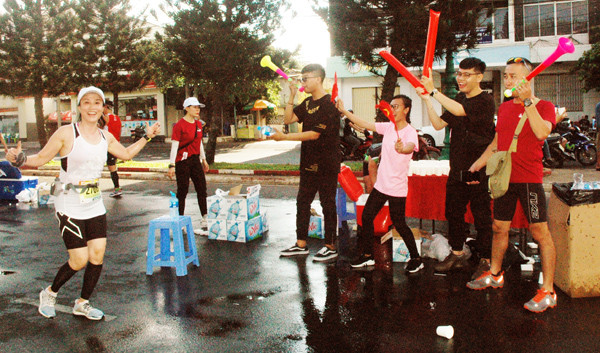 'Doping tinh thần' bên đường chạy Tiền Phong Marathon 2019 ảnh 6