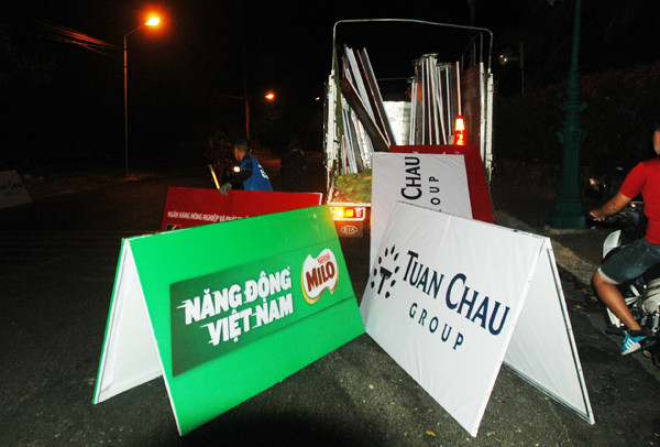 Cảm động tình nguyện viên trắng đêm phục vụ Tiền Phong Marathon 2019 ảnh 2