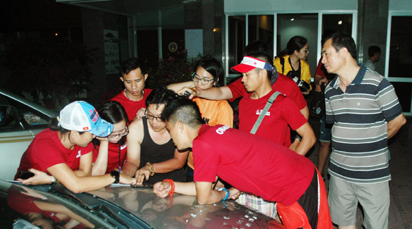 Cảm động tình nguyện viên trắng đêm phục vụ Tiền Phong Marathon 2019 ảnh 1