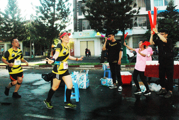 'Doping tinh thần' bên đường chạy Tiền Phong Marathon 2019 ảnh 4