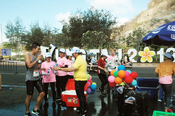 Cảm động tình nguyện viên trắng đêm phục vụ Tiền Phong Marathon 2019 ảnh 6