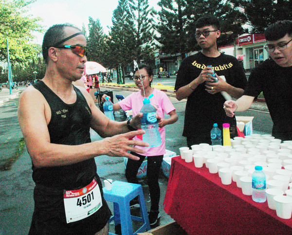 Cảm động tình nguyện viên trắng đêm phục vụ Tiền Phong Marathon 2019 ảnh 8