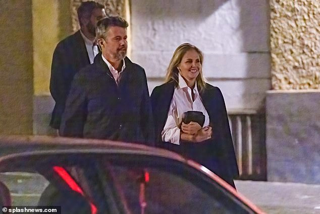 Thái tử Frederik và Casanova về nhà người đẹp để thay đồ rồi cùng đi ăn tối đến rạng sáng mới về. Ảnh: Splashnews. Thái tử Frederik và Casanova về nhà người đẹp để thay đồ rồi cùng đi ăn tối đến rạng sáng mới về. Ảnh: Splashnews.