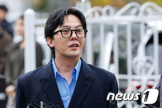 Kính mắt được G-Dragon đeo cháy hàng sau khi nam idol nhận kết quả âm tính với ma túy. Kính mắt được G-Dragon đeo cháy hàng sau khi nam idol nhận kết quả âm tính với ma túy.