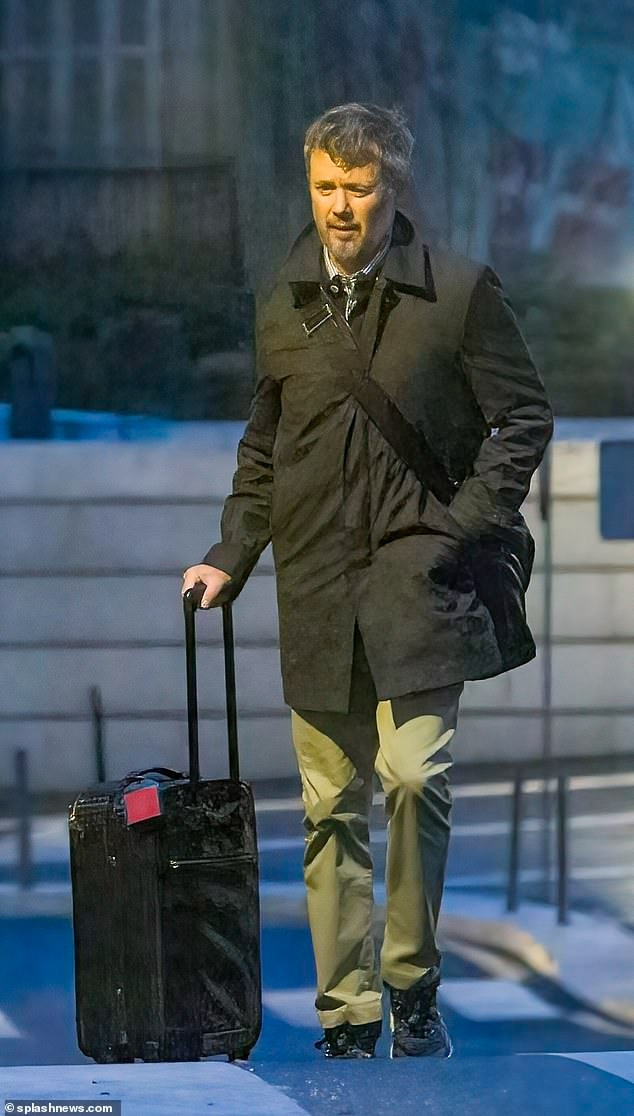 Thái tử Frederik đưa người đẹp về nhà, nhiều tiếng sau mới rời đi để trở lại Đan Mạch. Ảnh: Splashnews. Thái tử Frederik đưa người đẹp về nhà, nhiều tiếng sau mới rời đi để trở lại Đan Mạch. Ảnh: Splashnews.