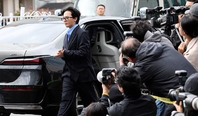 G-Dragon đi xe BMW đến trình diện cảnh sát. G-Dragon đi xe BMW đến trình diện cảnh sát.