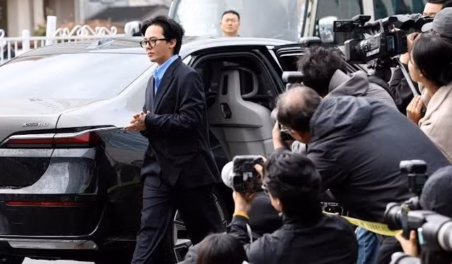 G-Dragon đi xe BMW đến trình diện cảnh sát.