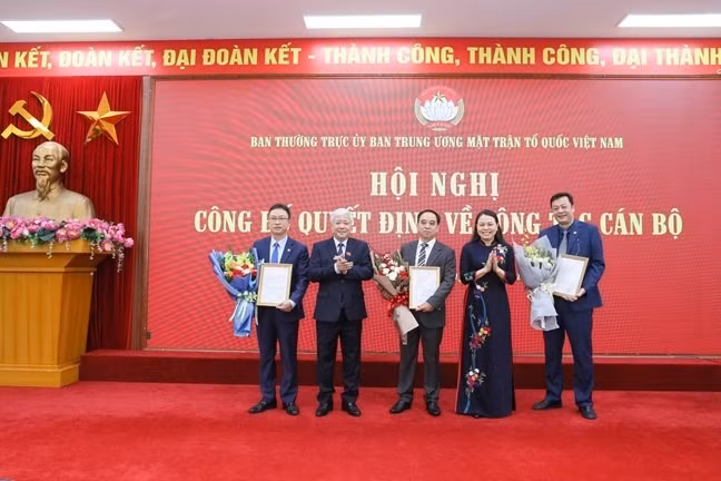Lãnh đạo Ủy ban Trung ương MTTQ Việt Nam tặng hoa chúc mừng 3 Tân Trưởng Ban. Ảnh: Chinhphu.vn. Lãnh đạo Ủy ban Trung ương MTTQ Việt Nam tặng hoa chúc mừng 3 Tân Trưởng Ban. Ảnh: Chinhphu.vn.