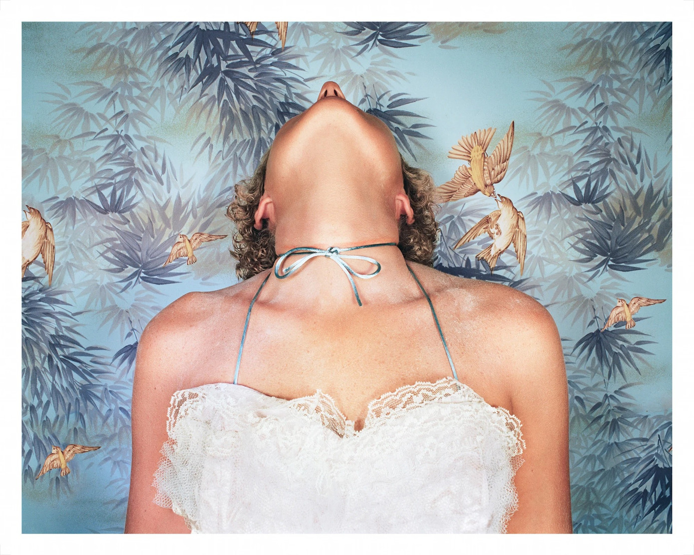 Woman with Blue Bow được xem là biểu tượng vượt thời gian về sự khắt khe của nữ tính. Ảnh: Jo Ann Callis.