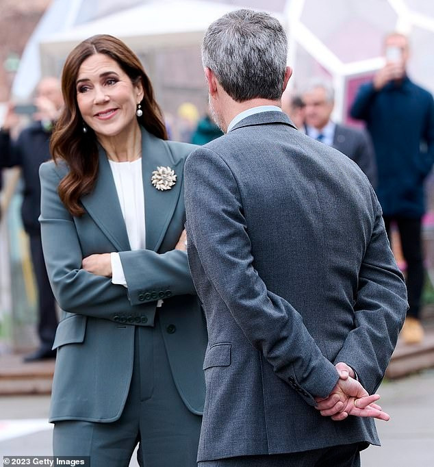 Cũng có khoảnh khắc họ nói chuyện với nhau nhưng ánh mắt không hướng vào nhau. Tay cả hai đều giữ chặt theo những cách khác nhau như để tránh tiếp xúc. Ảnh: Getty Images. Cũng có khoảnh khắc họ nói chuyện với nhau nhưng ánh mắt không hướng vào nhau. Tay cả hai đều giữ chặt theo những cách khác nhau như để tránh tiếp xúc. Ảnh: Getty Images.