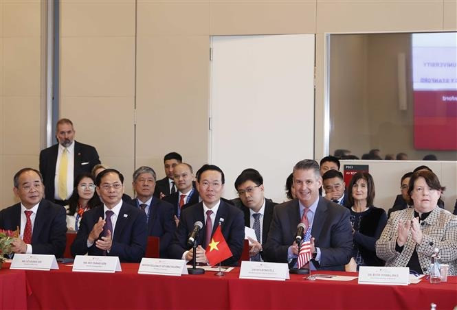 Chủ tịch nước Võ Văn Thưởng làm việc với Ban Giám đốc Đại học Stanford (Hoa Kỳ). (Ảnh: Thống Nhất/TTXVN)