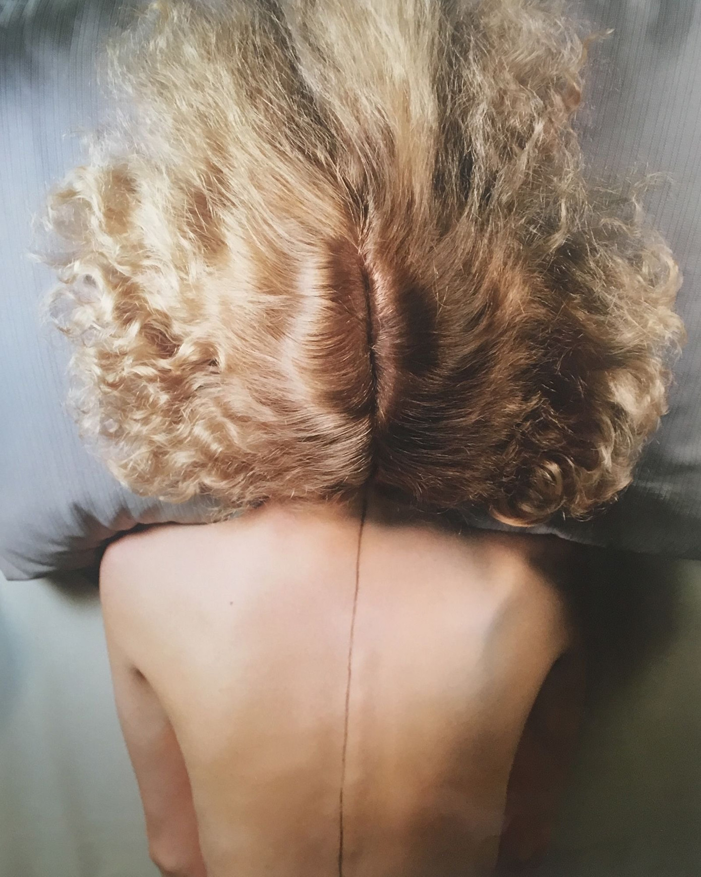 Tác phẩm màu đầu tiên của Callis (trái) khám phá những hạn chế và mong muốn cá nhân ở đỉnh cao của phong trào nghệ thuật nữ quyền. Với những bức ảnh đầy khiêu khích, bà muốn truyền tải cảm xúc thông qua màu sắc dù phim màu vẫn chưa được chấp nhận là tác phẩm nghệ thuật cách đây gần nửa thế kỷ.