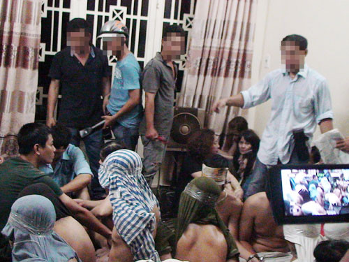 Các con bạc bị bắt tại hiện trường - Ảnh: C.T.V