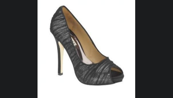 Nếu bạn không thích đi tất thì đôi giày cao gót ren hở mũi này là một lựa chọn sáng suốt.