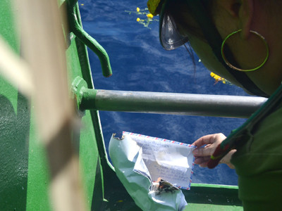 Chị Hà hóa bức thư gửi cho bố. ảnh: Việt Hương