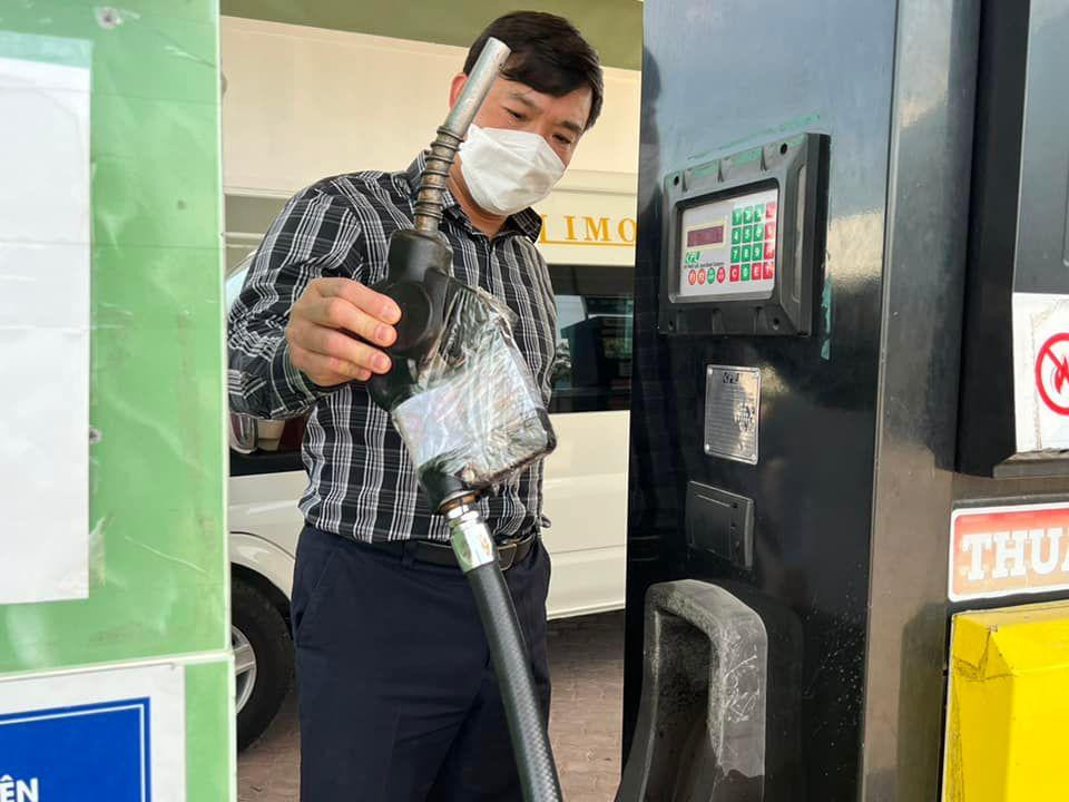 Nhiều cây xăng treo biển hết hàng dù trong bồn chứa vẫn còn xăng Nhiều cây xăng treo biển hết hàng dù trong bồn chứa vẫn còn xăng