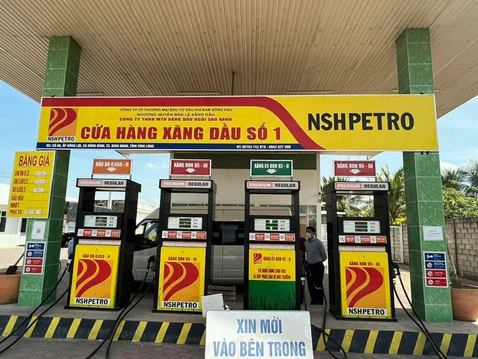 Đoàn công tác của Bộ Công Thương thực hiện kiểm tra nhiều cây xăng thuộc địa bàn tỉnh Vĩnh Long, nơi được người dân, báo chí phản ánh về hiện tượng xuất hiện các biển treo “hết xăng”. Đoàn công tác của Bộ Công Thương thực hiện kiểm tra nhiều cây xăng thuộc địa bàn tỉnh Vĩnh Long, nơi được người dân, báo chí phản ánh về hiện tượng xuất hiện các biển treo “hết xăng”.