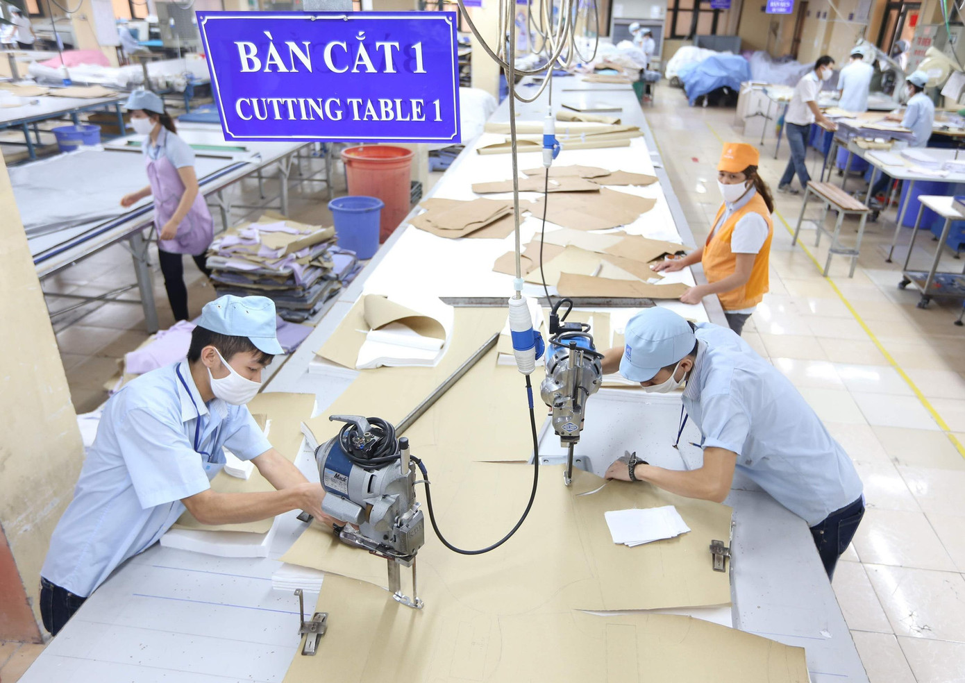 Đại diện Hiệp hội Dệt May Việt Nam kiến nghị Chính phủ cho lập các khu công nghiệp dệt may quy mô lớn để giải quyết vấn đề về nguyên liệu vải, nhuộm, hoá chất… Ảnh: Như Ý Đại diện Hiệp hội Dệt May Việt Nam kiến nghị Chính phủ cho lập các khu công nghiệp dệt may quy mô lớn để giải quyết vấn đề về nguyên liệu vải, nhuộm, hoá chất… Ảnh: Như Ý