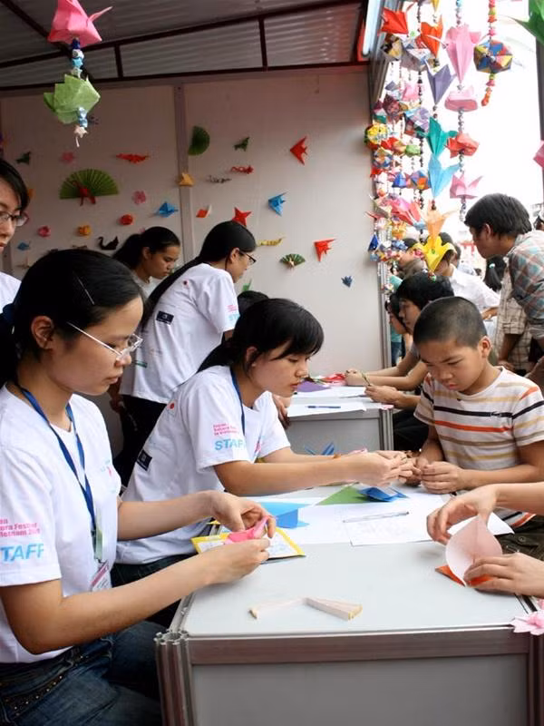 Nghệ thuật gấp giấy Origami thu hút nhiều bạn trẻ đăng ký học.