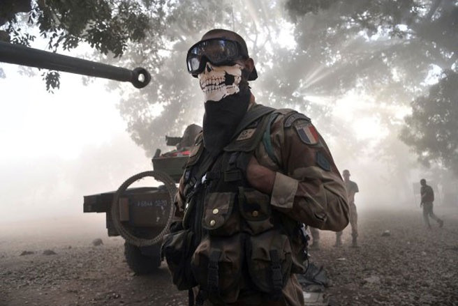 Khủng bố châu Phi trỗi dậy. Năm 2013, thế giới phải chứng kiến sự trỗi dậy của chủ nghĩa khủng bố do những kẻ Hồi giáo cực đoan cầm đầu. Hàng loạt vụ khủng bố đẫm máu xảy ra ở châu Phi, như vụ khủng hoảng con tin ở Algeria, vụ tấn công kinh hoàng của nhóm Boko Haram tại Nigeria hay vụ chiếm giữ trung tâm mua sắm Nairobi, Kenya, do nhóm al-Shabad tiến hành - Ảnh: Getty