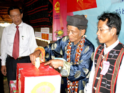 Cử tri thôn Voòng nô nức bầu cử sớm Ảnh: Nguyễn Thành 