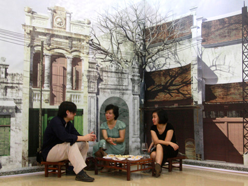 Khách thăm quan ngồi dưới mái hiên