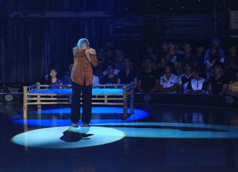 Nghệ sĩ Nhân dân Phi Điểu hóa thân thành Bà mẹ Việt Nam anh hùng khóc các con tử trận, trong phần thi của nhóm SINE