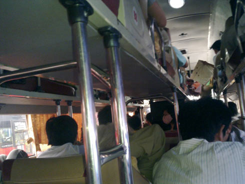 Xe xuất bến đã nhồi nhét tới hơn 70 người. Ảnh: Độc giả Duy cung cấp