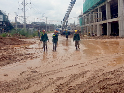 Đơn vị thi công khiếp đảm với con đường lầy lội. Ảnh: Đ.M Đơn vị thi công khiếp đảm với con đường lầy lội