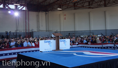 Mới hơn 8h sân khấu vẫn để trống, nhưng số người tới dự đã rất đông