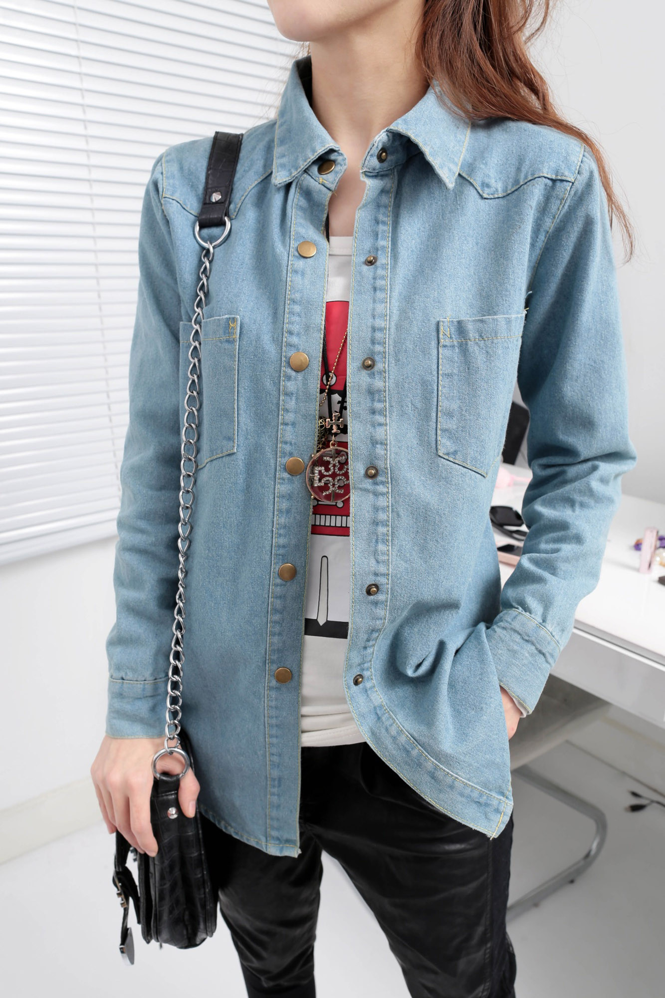 Áo phao, áo da hay những item cotton pha nilon khó thấm nước chính là những món đồ hoàn hảo cho những ngày mưa phùn thế này. Ngoài ra những kiểu áo sơ mi, đặc biệt là sơ mi denim cũng là một lựa chọn không tồi đâu nhé! Shorts, chân váy cotton tiện dụng hay skinny jeans sẽ giúp bạn cảm thấy năng động và thoải mái hơn. Cuối cùng là giữ cho đôi chân khỏi ướt bằng một đôi ủng đi mưa thật xinh, hay boots và giày da... vậy là bạn đã có ngay set đồ đi mưa thật hợp lý và thời trang rồi đấy!