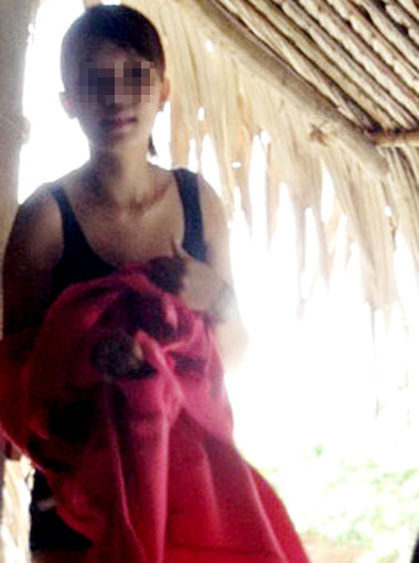 Cô gái bước vào, mỉm cười hỏi: 