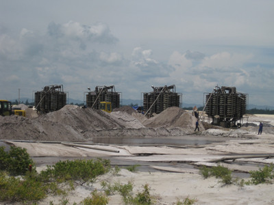 Khai thác titan tại Bình Định. Ảnh: CODE