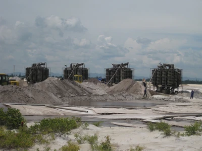 Khai thác titan tại Bình Định. Ảnh: CODE