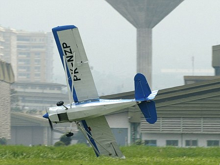 Một cánh của chiếc Super Decathlon chạm đất trước khi máy bay nổ tung - Ảnh: Reuters