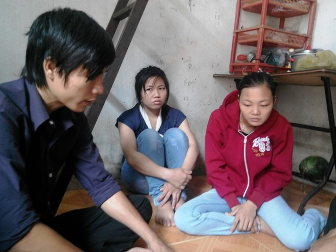 Từ ngày bé Long mất đi, chị Huyền (áo khoác đỏ) đau đớn như người mất hồn. Riêng anh Đức phải chạy vạy khắp nơi lo hậu sự cho con 