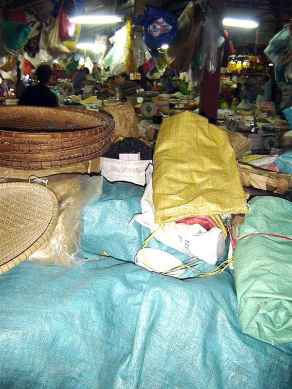 Gian hàng của Lê Thị Ngọc Hà chỉ còn mấy tấm bạt và những cái mẹt không