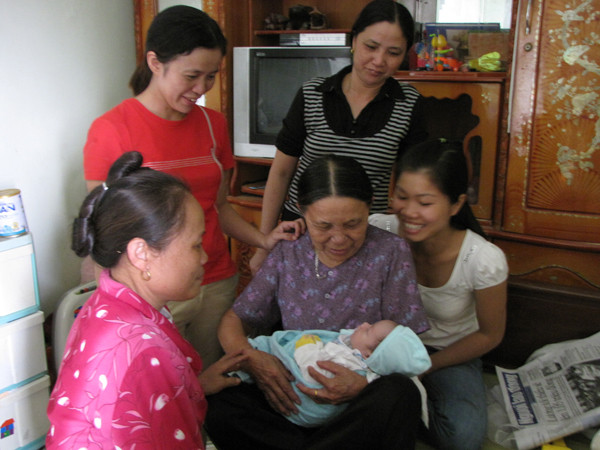 Sinh linh bé nhỏ được bao bọc trong sự yêu thương của gia đình. Ảnh: Lãng Phong