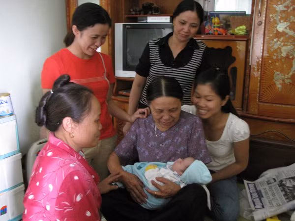 Sinh linh bé nhỏ được bao bọc trong sự yêu thương của gia đình. Ảnh: Lãng Phong