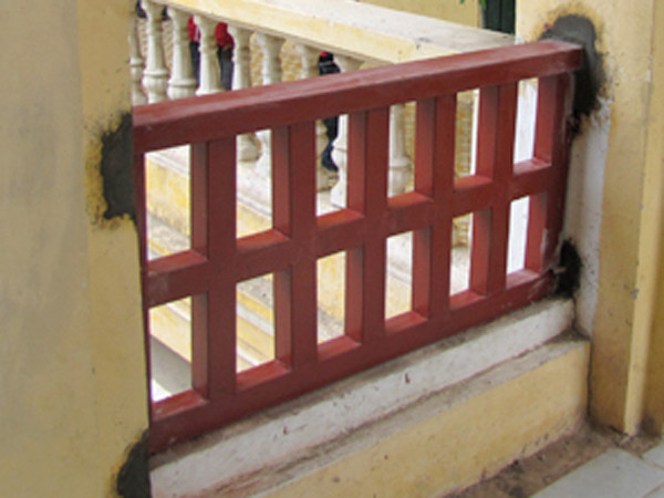 Vị trí lan can bị vỡ khiến học sinh bị rơi từ tầng ba xuống đất. Ảnh: CTV. Vị trí lan can bị vỡ khiến học sinh bị rơi từ tầng ba xuống đất. Ảnh: CTV.