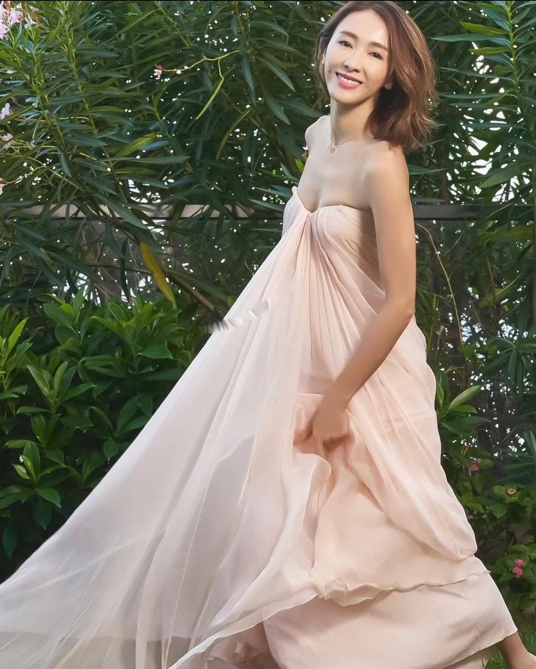 Không chỉ gương mặt &quot;hack tuổi&quot;, Lê Tư vẫn duy trì được thân hình mảnh mai, nuột nà dù hai lần sinh nở, trong đó có một lần mang thai đôi.