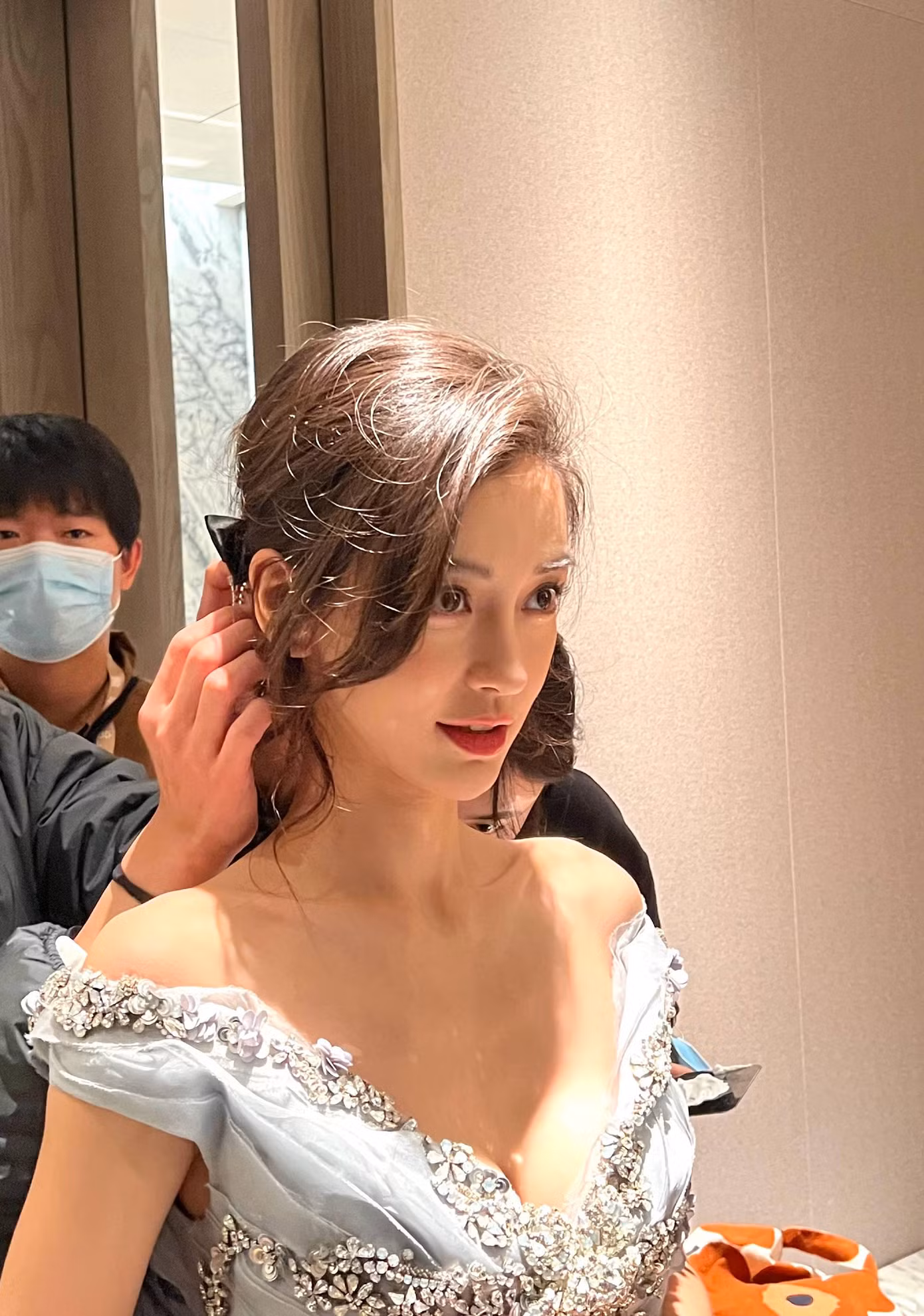 AngelaBaby tự tin khoe cận cảnh mặt trong bức ảnh chưa qua chỉnh sửa. Chiếc váy trễ vai giúp cô khoe vòng một "lấp ló" gợi cảm. AngelaBaby tự tin khoe cận cảnh mặt trong bức ảnh chưa qua chỉnh sửa. Chiếc váy trễ vai giúp cô khoe vòng một "lấp ló" gợi cảm.
